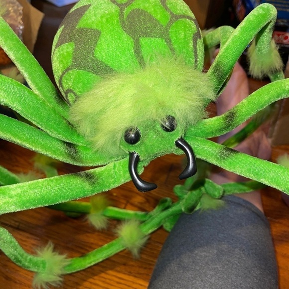 Large Green And Black Spider With Adjustable Legs For Halloween - Picture 1 of 13